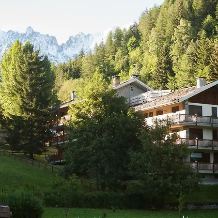 In Stile Alpino A Courmayeur Апартаменты Верранд